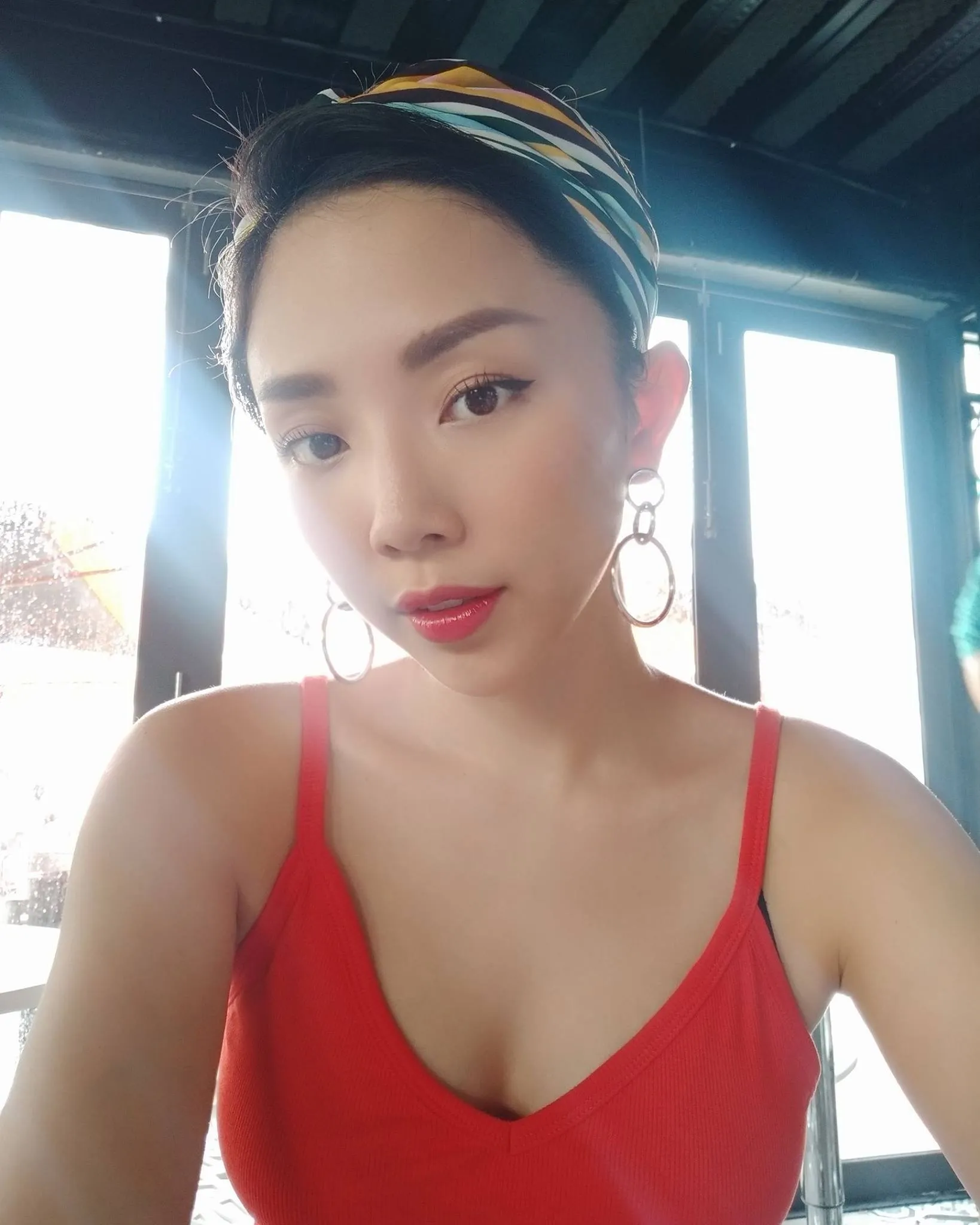 Người mẫu với mái tóc ngắn được tạo kiểu uốn cụp nhẹ, kết hợp với khăn turban nổi bật