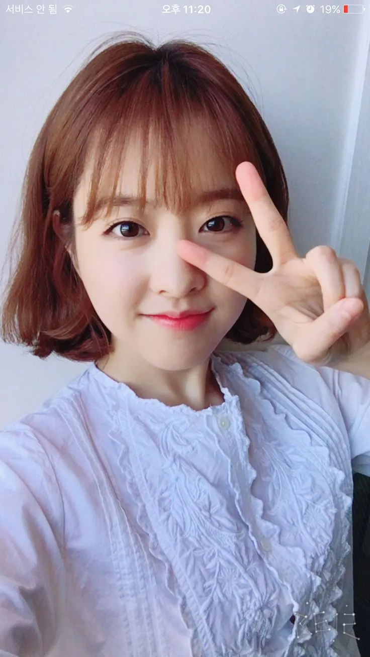 Mái tóc bob được tạo kiểu lượn sóng nhẹ nhàng, màu nhuộm sáng giúp tóc thêm bồng bềnh và tươi tắn