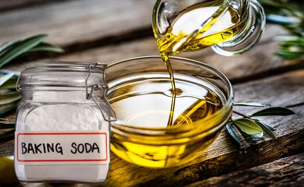 Sử dụng hỗn hợp baking soda và dầu oliu để tẩy thuốc nhuộm dính tay