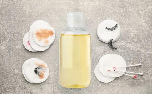 Tẩy nhanh thuốc nhuộm dính tay bằng nước tẩy trang gốc dầu