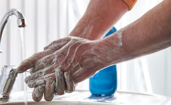 Rửa sạch tay bằng xà phòng dịu nhẹ sau khi hoàn tất quá trình tẩy màu nhuộm