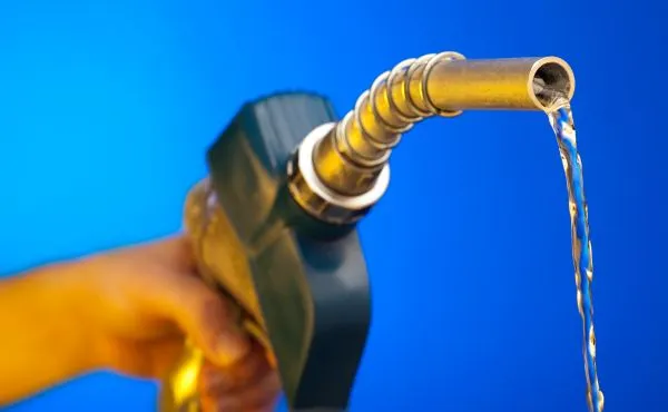 Tuyệt đối không dùng xăng để tẩy thuốc nhuộm tóc dính tay vì nguy cơ sức khỏe