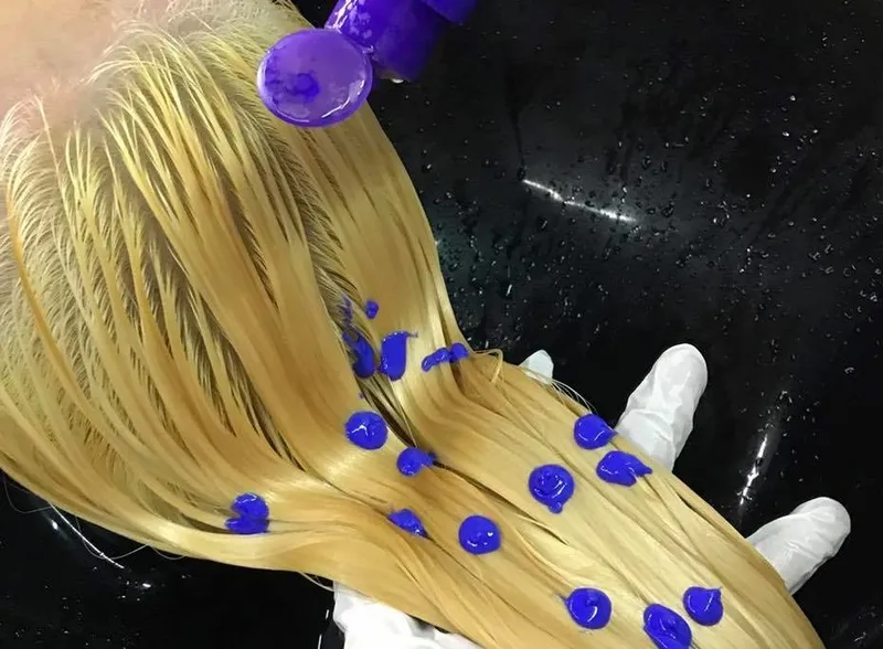 Dùng dầu gội chuyên dụng để gội tóc tẩy