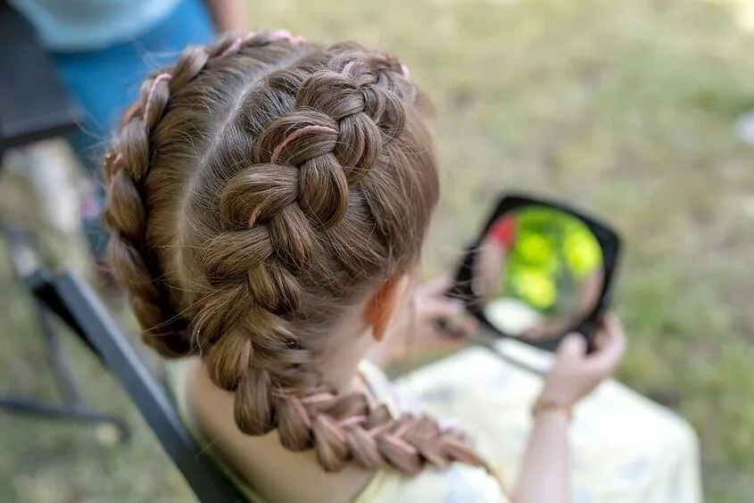 Tết tóc cho bé gái kiểu đuôi sam Hà Lan