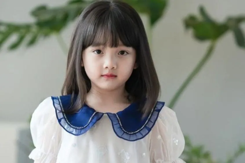 Bé gái đang được chăm sóc tóc, minh họa cho việc chăm sóc tóc ngắn thường xuyên