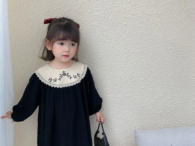 Một bé gái đang vui chơi, minh họa cho việc cần lưu ý khi tết tóc và chăm sóc tóc