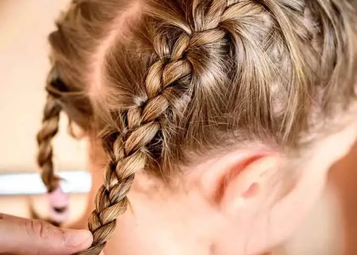 Lọn xoăn to hay nhỏ phụ thuộc vào việc bạn chia tóc để thắt bím, tạo kiểu tóc uốn tự nhiên