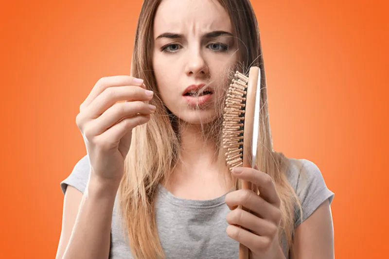 Theo dõi tình trạng rụng tóc là cách nhận biết tóc yếu chính xác