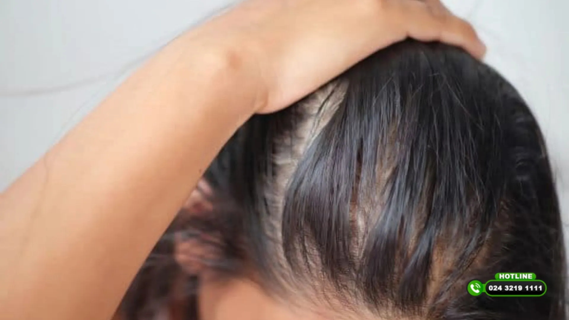 Hình ảnh một người đang gội đầu bằng các sản phẩm tự nhiên, tập trung vào thao tác massage da đầu nhẹ nhàng