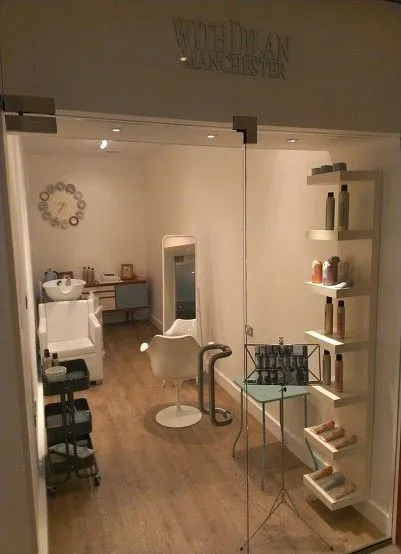 Thiết Kế Tiệm Tóc Nhỏ Với Tông Màu Pastel Nữ Tính Và Ánh Sáng Mềm Mại