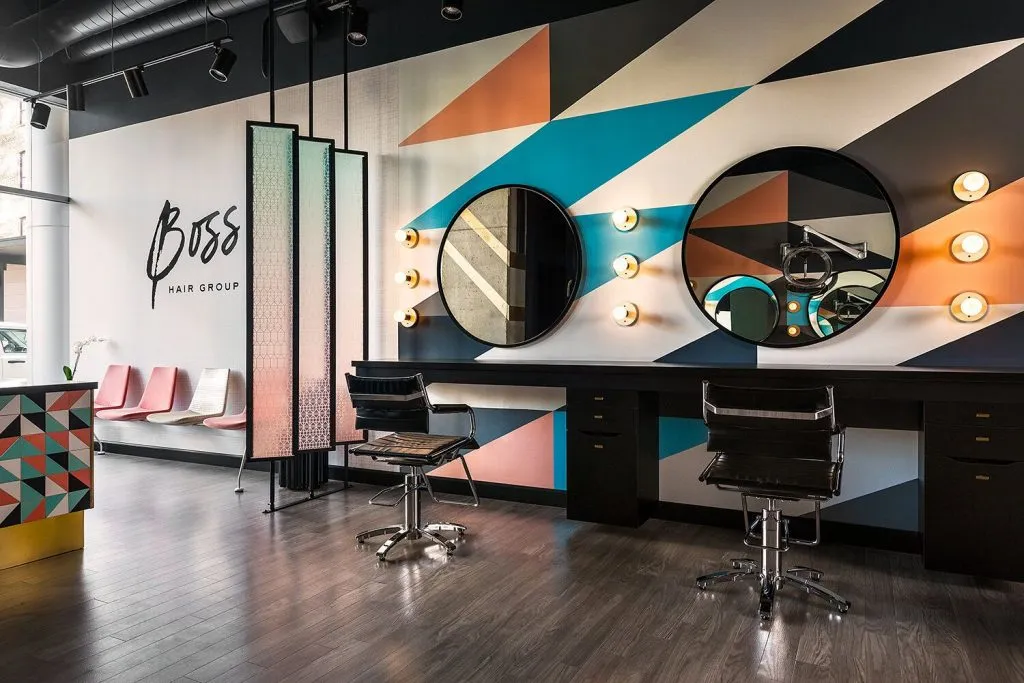 Salon Tóc Mini Phong Cách Sang Trọng Với Ghế Da Đen Và Đèn Chùm Hiện Đại