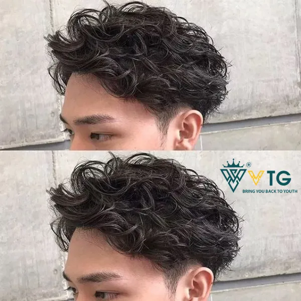 Hình ảnh một người đàn ông với mái tóc xoăn nhẹ, đang sử dụng sản phẩm dưỡng tóc, minh họa tầm quan trọng của việc dưỡng tóc sau uốn