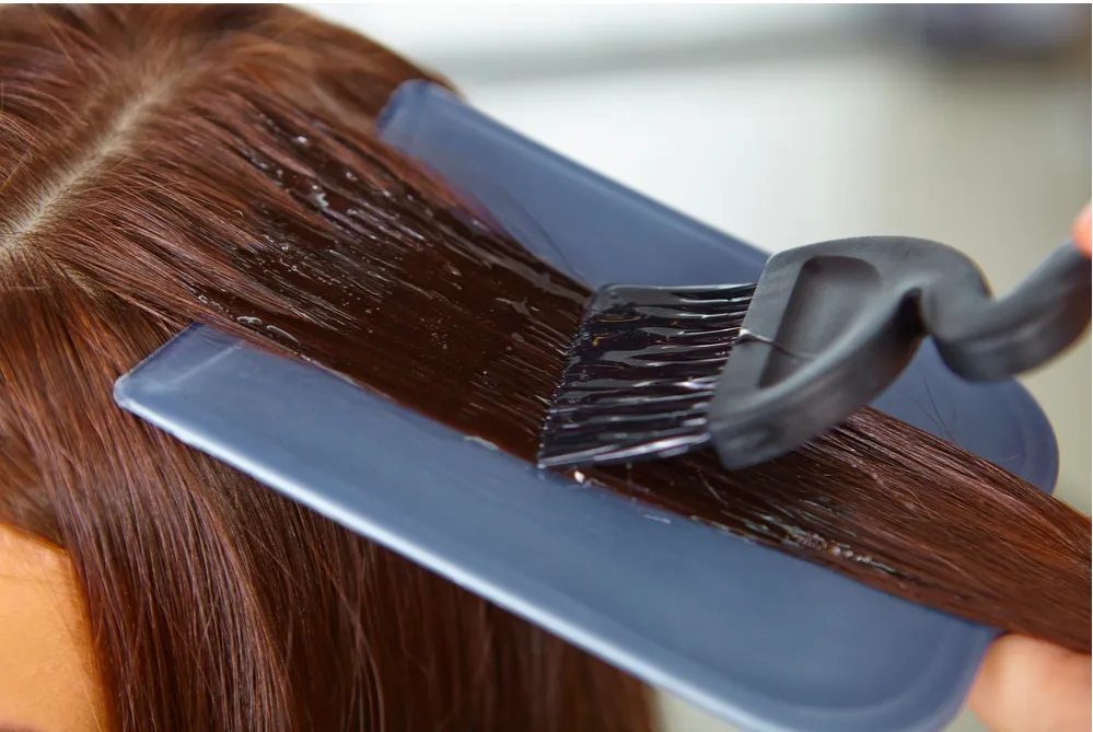 Áp dụng các biện pháp phòng ngừa để ngăn ngừa màu nhuộm dính trên da.