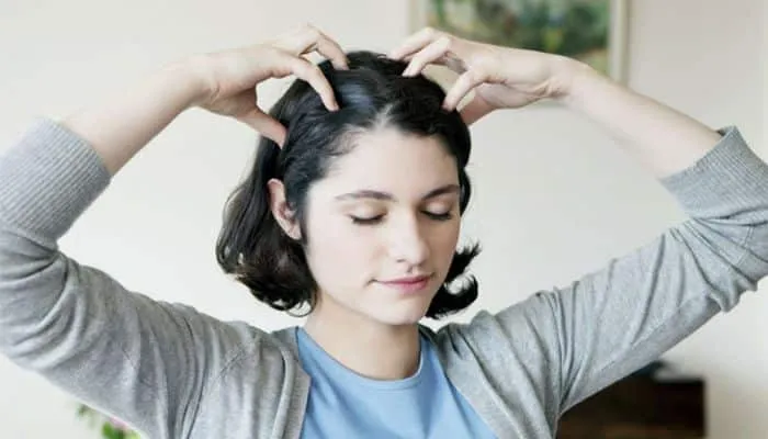Thường xuyên massage da đầu giúp kích thích lưu thông máu và làm cách gì để tóc nhanh dài