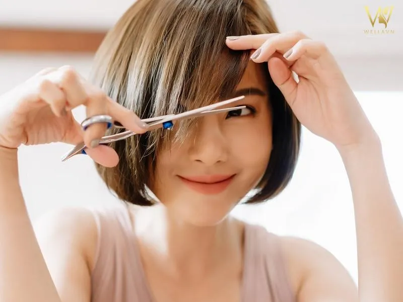 Hành động tỉa tóc mái thường xuyên giúp loại bỏ phần tóc yếu và hư tổn, giữ cho tóc mái luôn khỏe và dễ vào nếp