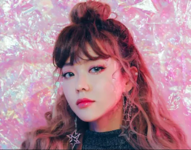 Một phụ nữ với kiểu trang điểm nhẹ nhàng, tông hồng ánh kim, phù hợp cho tiệc bạn bè, gia đình