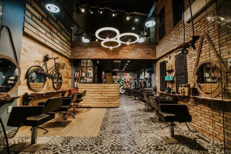 Tiệm cắt tóc với phong cách cổ điển, sử dụng vật liệu gỗ và ánh sáng vàng ấm áp