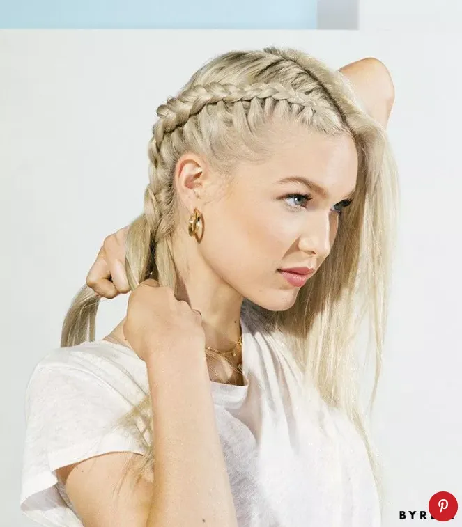 Tiếp tục tết tóc đi kèm với việc lấy thêm tóc cho mỗi phần tết.