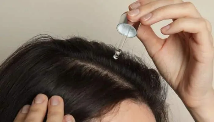 Thoa tinh dầu dưỡng hoặc serum khi tóc còn ẩm khoảng 70% để dưỡng chất thẩm thấu tốt nhất, bảo vệ nếp tóc xoăn lơi