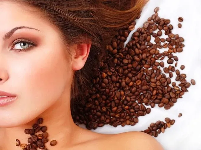 Hỗn hợp cà phê và dầu dừa chứa caffeine giúp kích thích nang tóc phát triển