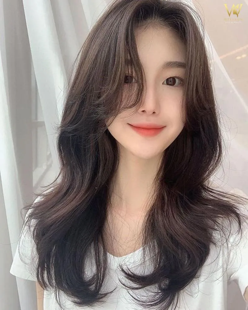 Tóc 2 mái layer thanh thoát, với các lớp tóc được tỉa mỏng và nhẹ nhàng, tạo độ bay bổng và ôm sát xương quai hàm