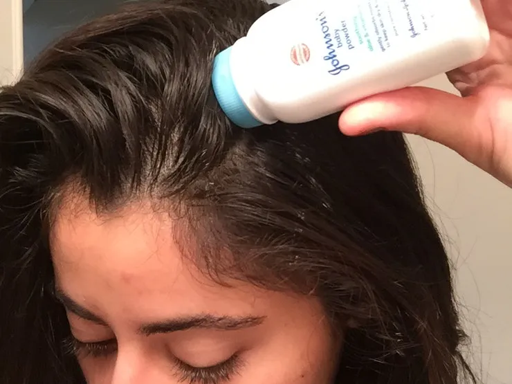 Dầu gội khô là cách xử lý nhanh tóc bết dầu, giúp tóc bồng bềnh tạm thời