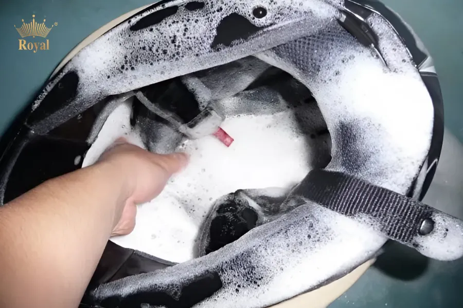 Vệ sinh mũ bảo hiểm định kỳ cũng là một trong những cách hiệu quả để hạn chế tóc bết