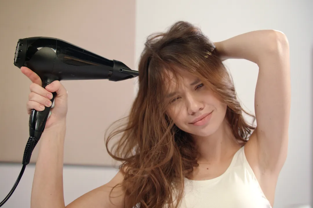 Thường xuyên tiếp xúc với nhiệt độ cao làm tóc khô xơ