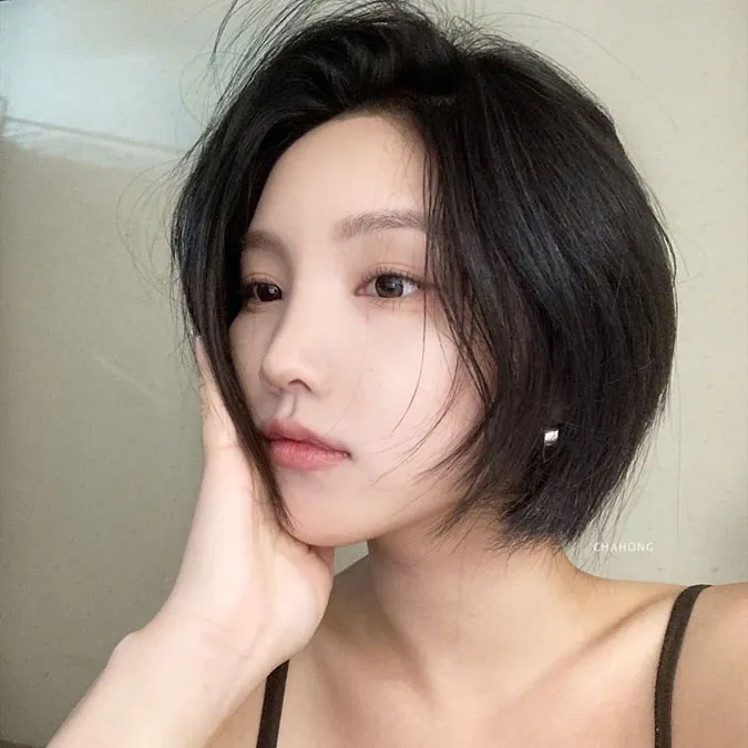 Kiểu tóc ngắn: Hãy thử nghiệm với kiểu tóc ngắn mới lạ để tạo sự khác biệt cho phong cách của bạn. Với nhiều lựa chọn kiểu tóc đa dạng, bạn sẽ rất bất ngờ khi thấy hiệu quả nó mang lại.