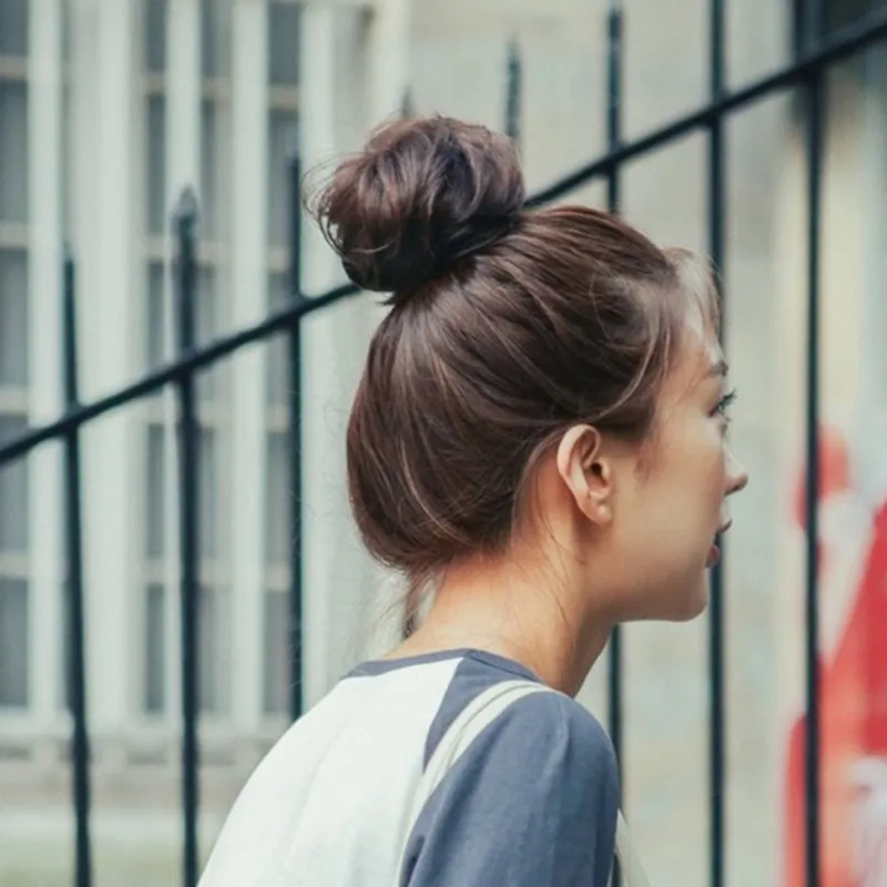 Buộc tóc lỏng khi ngủ giúp giữ nếp duỗi và không làm tóc bị gãy xơ