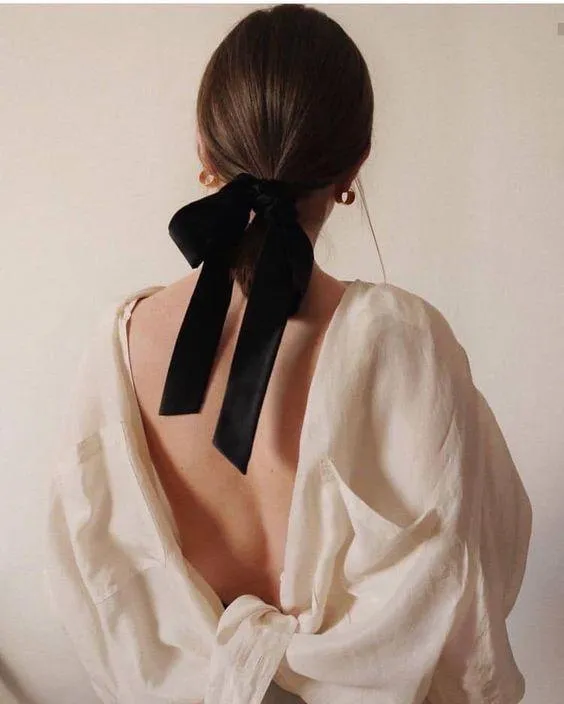 Người mẫu tóc ngắn búi rối cao với lọn mái bay buông lơi quyến rũ