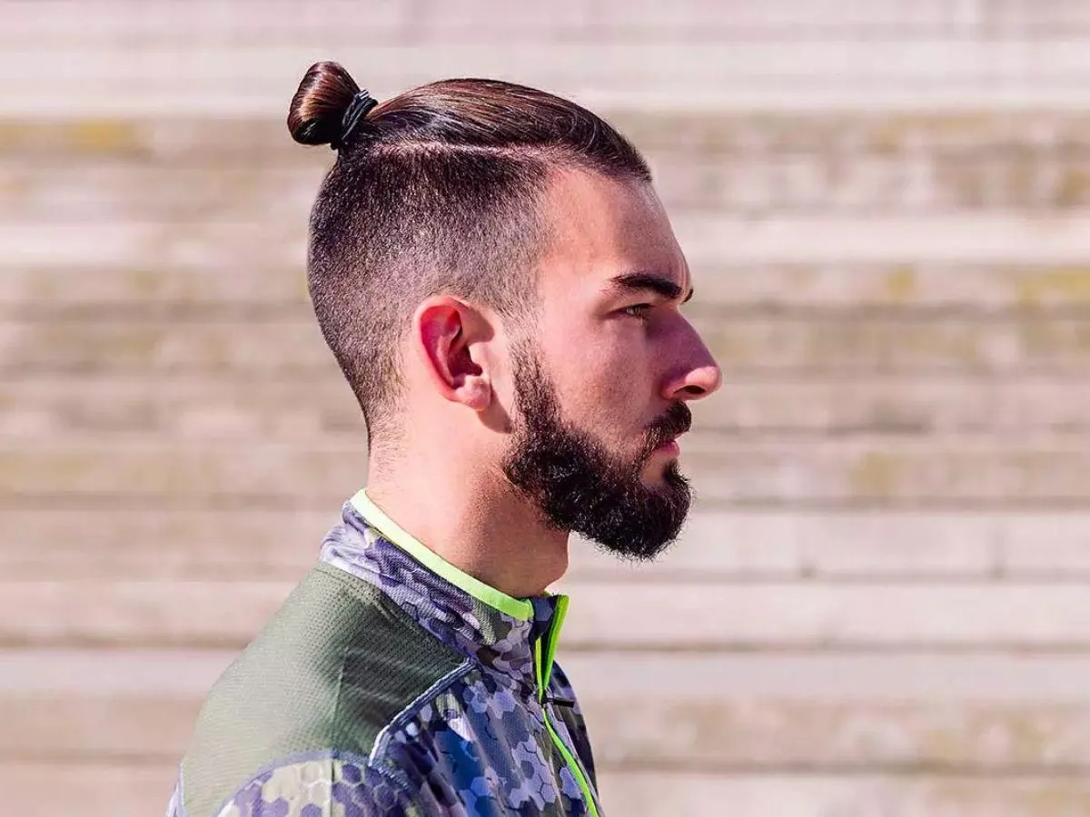 Top Knot là kiểu búi tóc đỉnh đầu cá tính kết hợp với undercut hiện đại