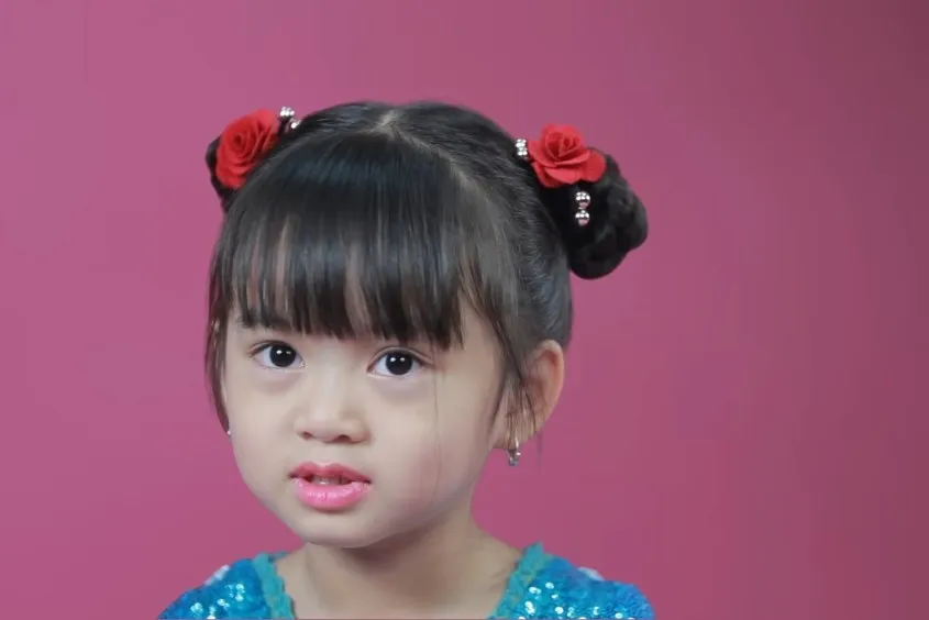 Kiểu tóc búi Natra đã hoàn thành cho bé gái