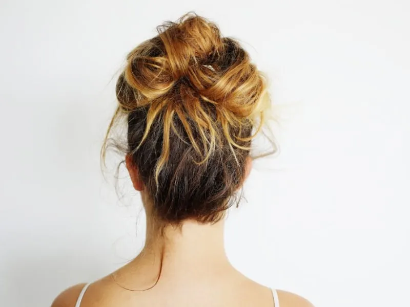 Búi tóc sang trọng cho phụ nữ trung niên, tôn lên vẻ ngoài quý phái và thanh lịch