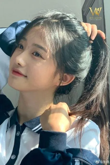 Kiểu tóc đuôi ngựa buộc cao làm nổi bật đường nét xương mặt cân đối của khuôn mặt trái xoan