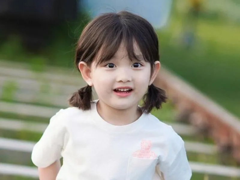 Tạo kiểu buộc tóc hai bên đơn giản và đáng yêu cho bé gái tóc ngắn với phụ kiện nơ