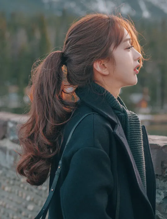 Kiểu tóc cột thấp lãng mạn bằng kỹ thuật xoắn tóc