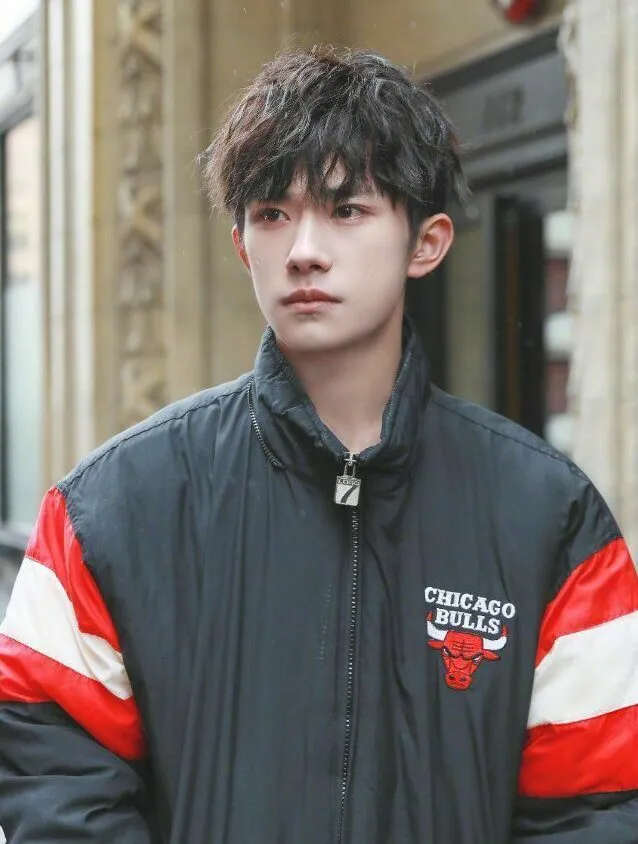 Tóc Curly với độ xoăn nhẹ nhàng, tạo vẻ ngoài thân thiện