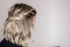 Thắt bím tóc vương miện phía sau