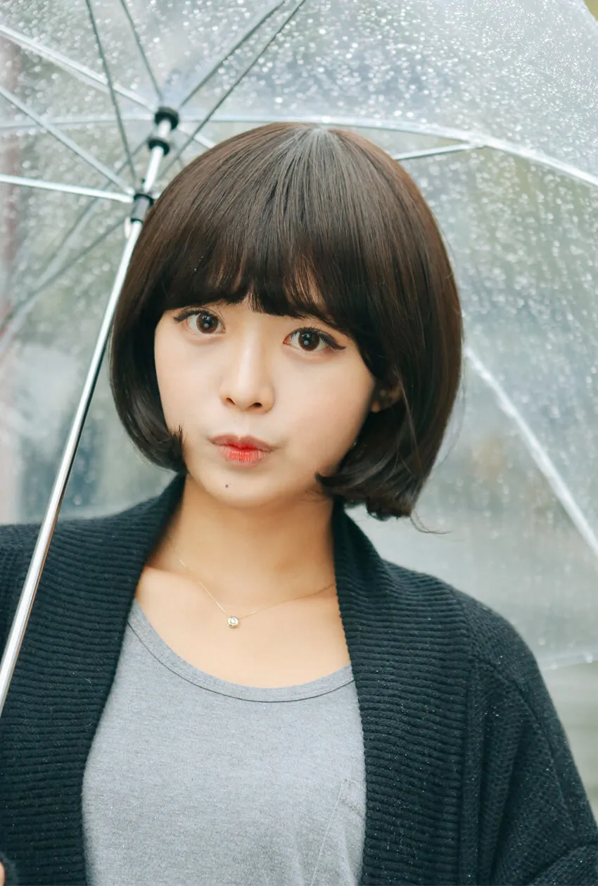 Mái tóc giả uốn xoăn nhẹ đang được đặt trên đầu ma-nơ-canh để giữ nếp và bảo quản