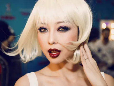 Một bộ tóc giả màu bạch kim trên ma-nơ-canh đặt trong bối cảnh nội thất hiện đại