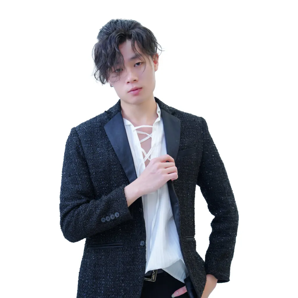 Tóc xoăn nam cột búi cao phong cách nghệ sĩ