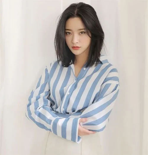 Tóc layer nữ: Nếu bạn đang tìm kiếm một kiểu tóc mới, tóc layer nữ là một sự lựa chọn tuyệt vời. Với kiểu tóc này, bạn sẽ có một mái tóc đầy năng lượng và sức sống. Hãy xem ngay những hình ảnh tóc layer nữ để tìm kiếm ý tưởng cho kiểu tóc của mình, và trở nên xinh đẹp và nổi bật hơn.