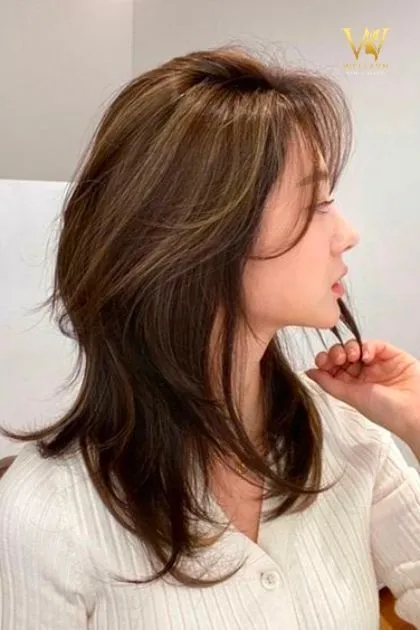 Kiểu tóc layer dài kết hợp với tỉa đuôi giúp che khuyết điểm khuôn mặt tròn