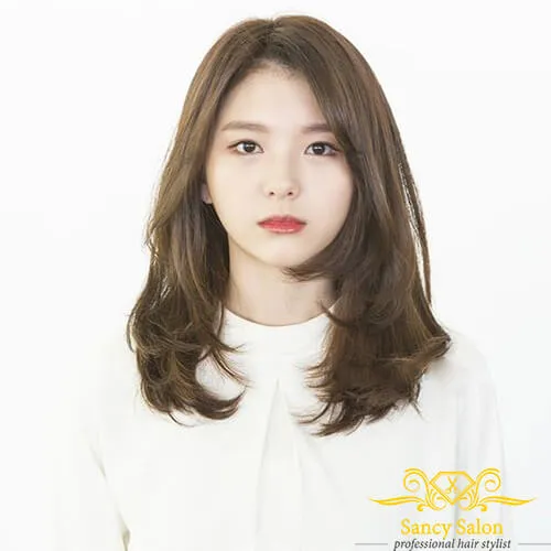 Nếu bạn muốn có một kiểu tóc đầy phong cách và sành điệu, hãy xem ảnh về tóc layer uốn chữ c. Điều này giúp tóc của bạn trông phức tạp hơn nhưng cũng vô cùng tuyệt đẹp và nổi bật.