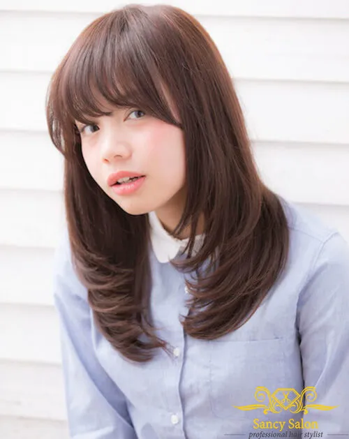 Tóc tỉa layer uốn cúp chữ C là một trong những kiểu tóc được ưa chuộng nhất hiện nay bởi sự phóng khoáng và táo bạo của nó. Với kỹ thuật tỉa layer, tóc của bạn sẽ được uốn cúp theo chữ C, giúp bạn trông trẻ trung và năng động hơn. Hãy xem hình để cảm nhận được sự tươi trẻ của kiểu tóc này.