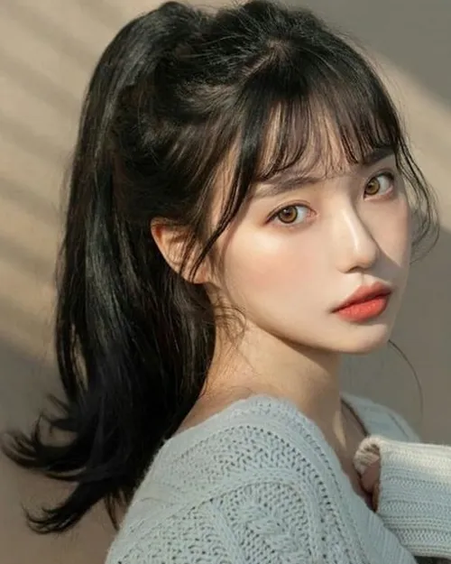 Với kiểu tóc cột cao, đôi má của bạn sẽ được khoe sự thanh lịch và tinh tế