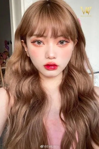 Tóc mái bằng giúp che đi phần góc cạnh của khuôn mặt vuông, tạo sự cân đối