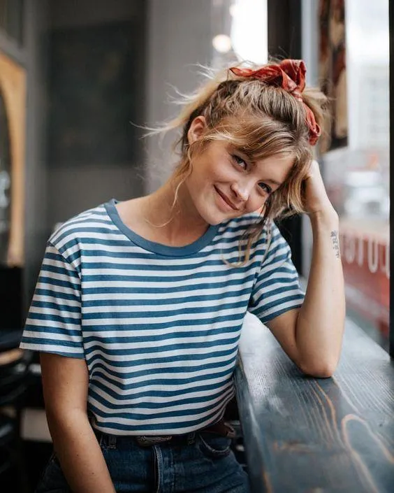 Cô gái buộc tóc đuôi ngựa cao mạnh mẽ và khỏe khoắn với mái ngắn