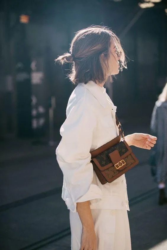 Người mẫu tóc ngắn uốn nhẹ buộc nửa đầu duyên dáng với mái bay